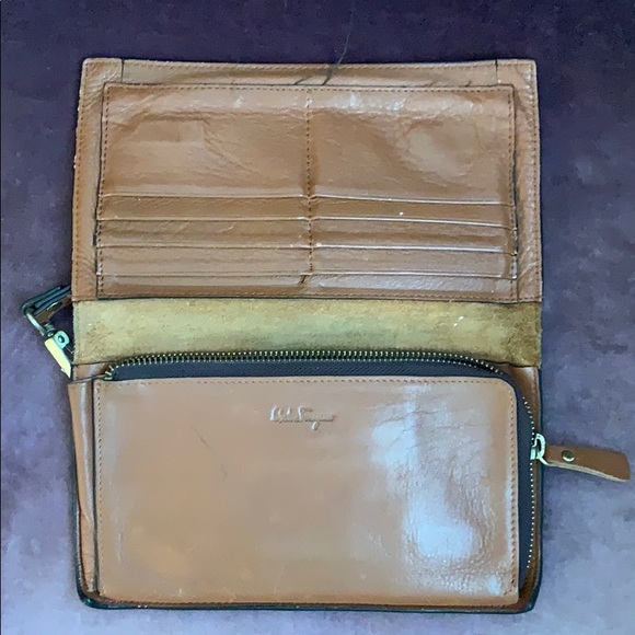Ferragamo tan wristlet - Picture 3 of 8